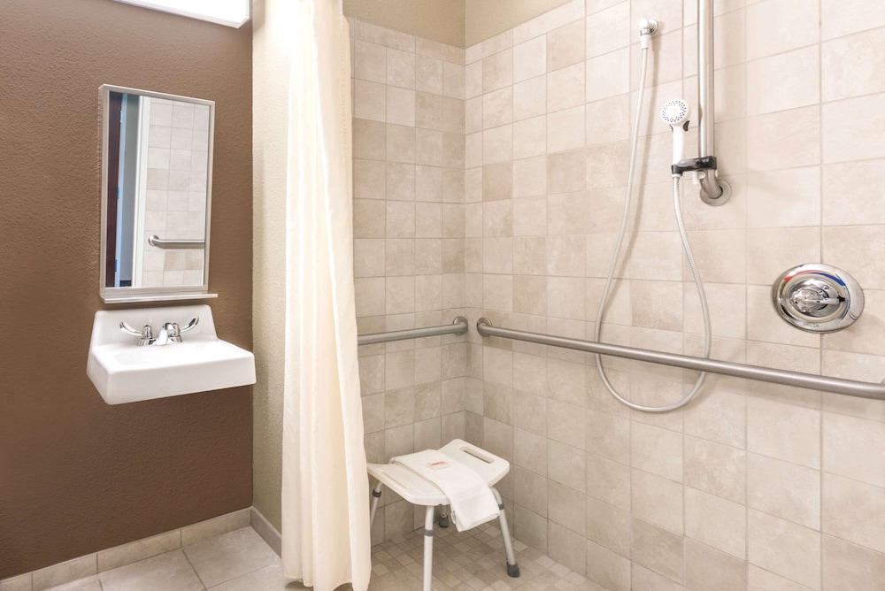 Suite, 1 Queen Bed, Accessible, Non Smoking (Mobility,roll-in shower) - Photo 3
