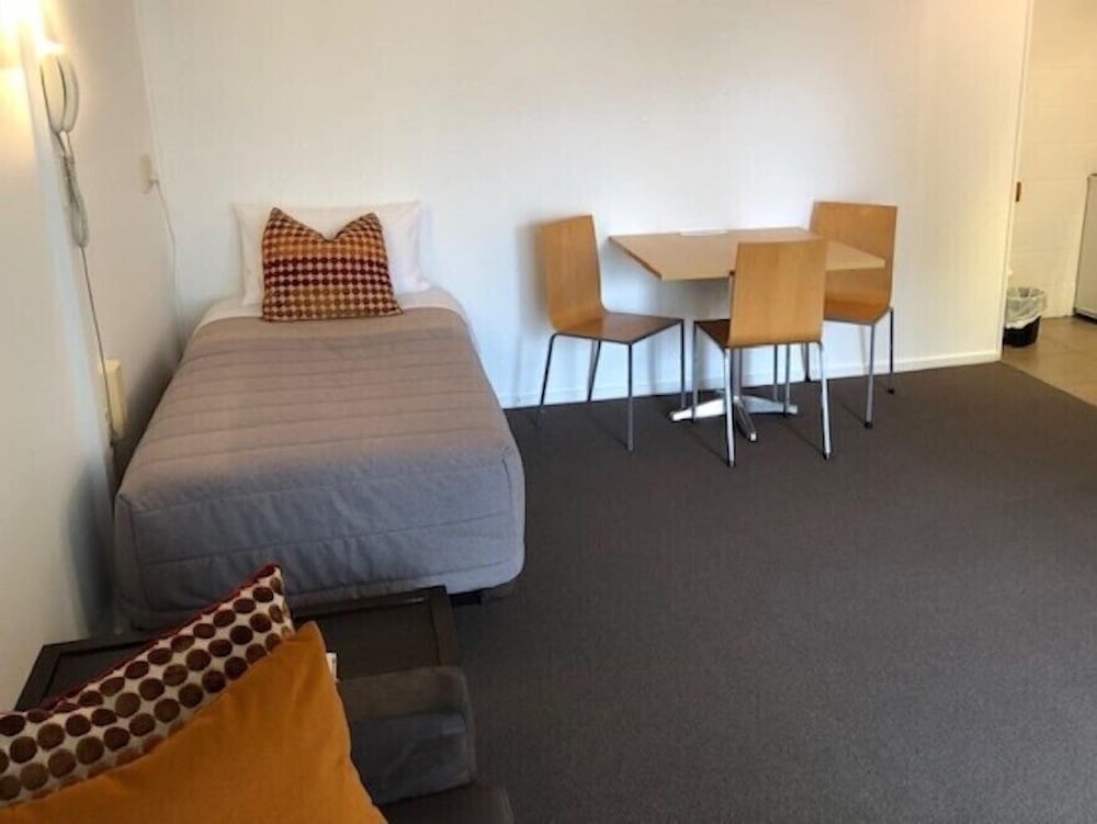 3 Person Suite (1 Bedroom) photo 2