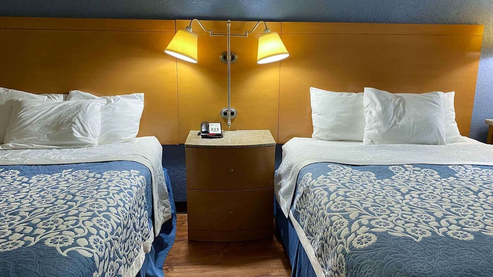Standard Room, 2 Queen Beds, Non Smoking - Photo 1