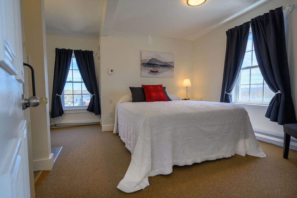 Room, 1 Queen Bed, Partial Sea View photo 1