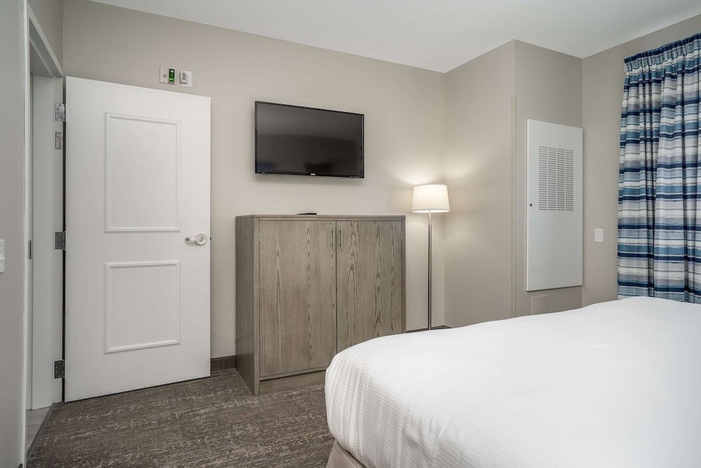 Suite, 1 King Bed, Accessible, Refrigerator & Microwave (Living Room) - Photo 5
