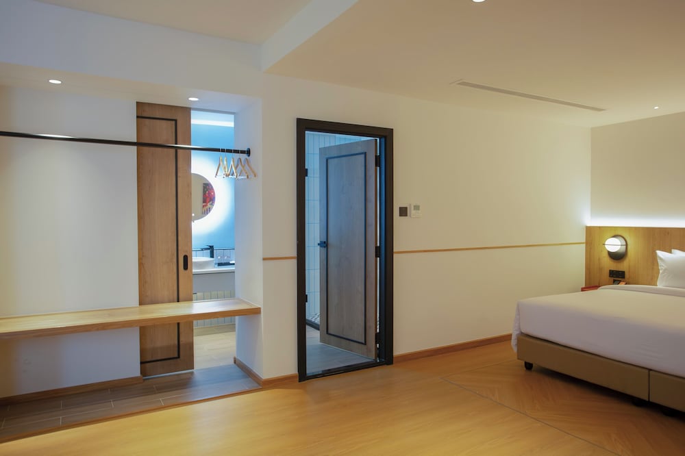 Deluxe Suite, City View photo 3