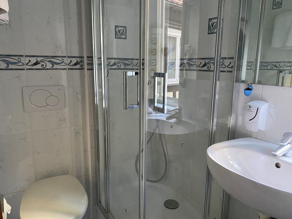 Classic Twin Room, 2 Twin Beds, Air conditioning (Shower) - Photo 3