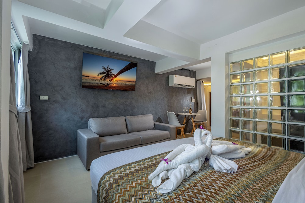 Design Studio Suite, 1 King Bed, Patio, Garden View