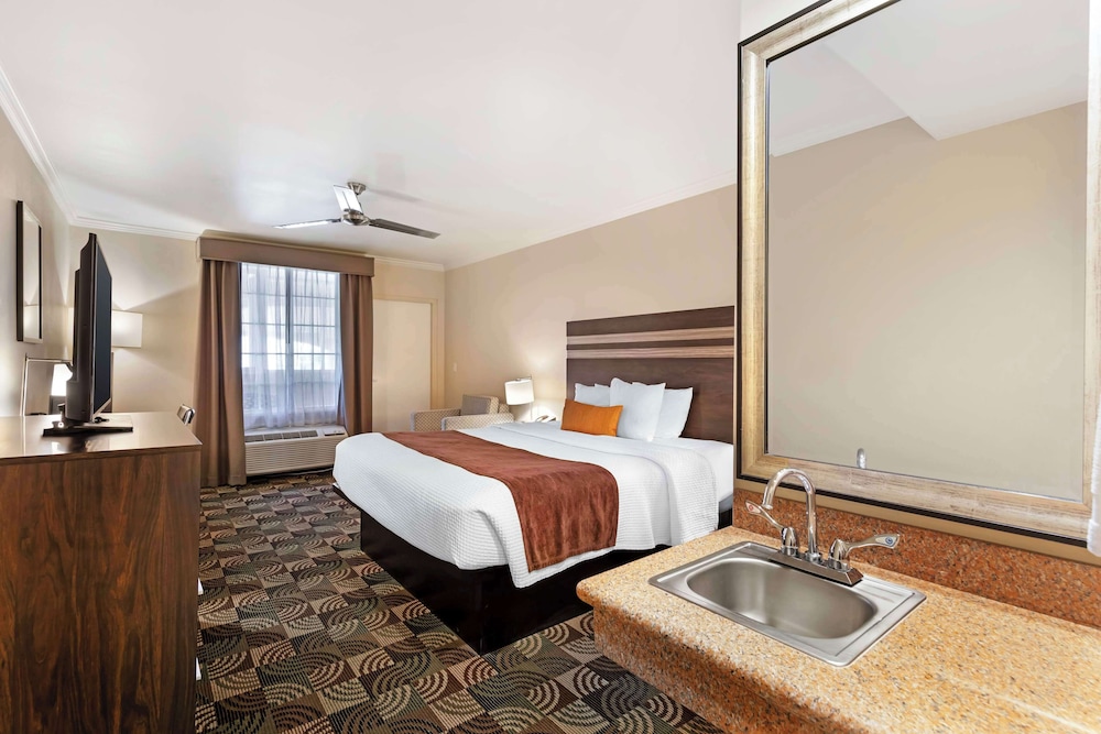 Suite, 1 King Bed, Non Smoking, Refrigerator & Microwave photo 2
