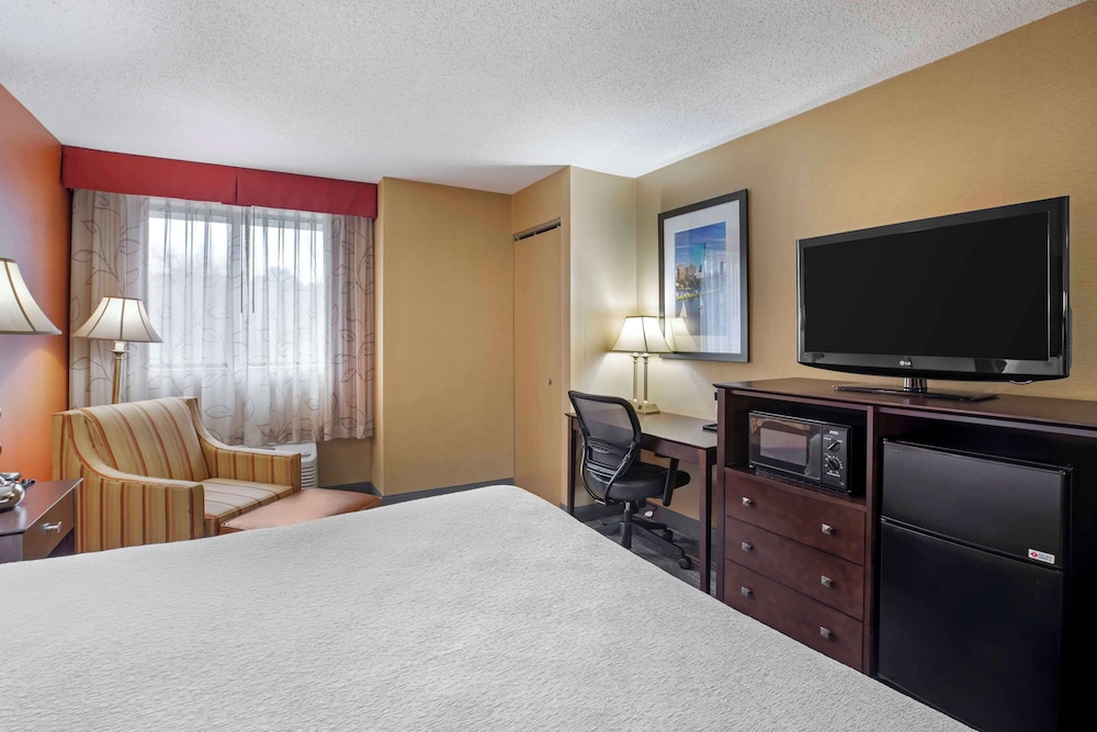 Standard Room, 1 King Bed, Accessible, Bathtub photo 2