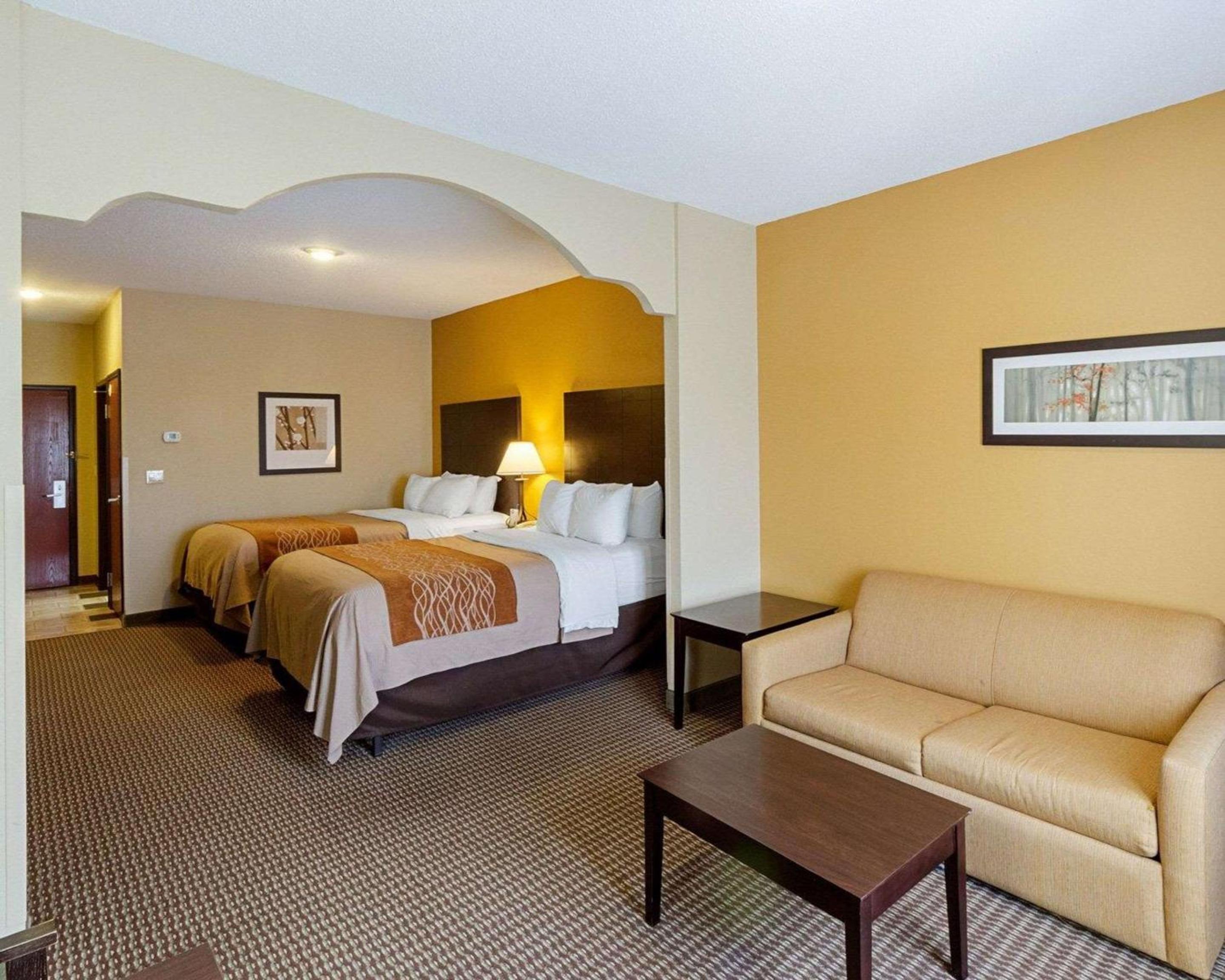 Queen Suite with Partial Divider - Non-Smoking - Photo 1