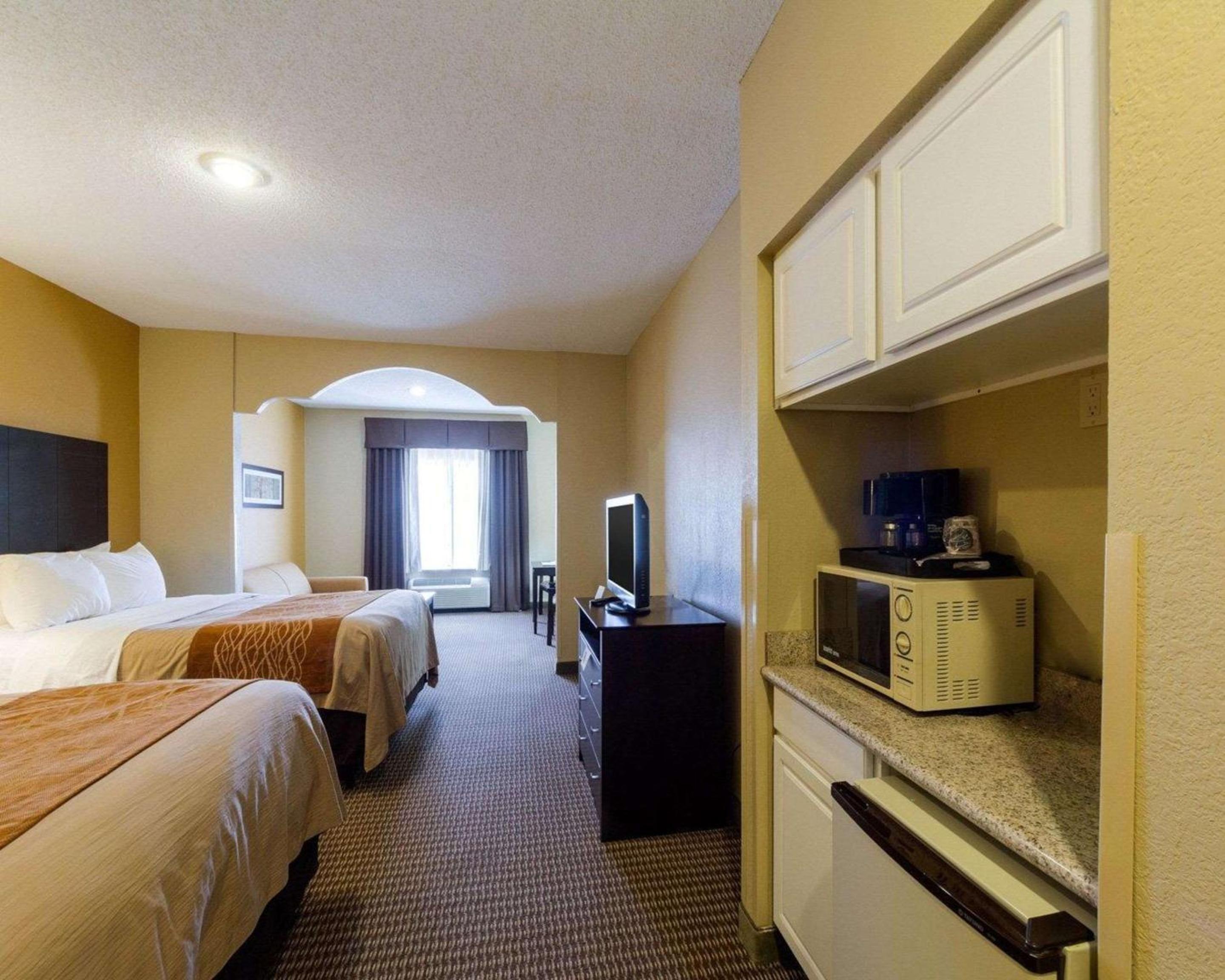 Queen Suite with Partial Divider - Non-Smoking - Photo 3