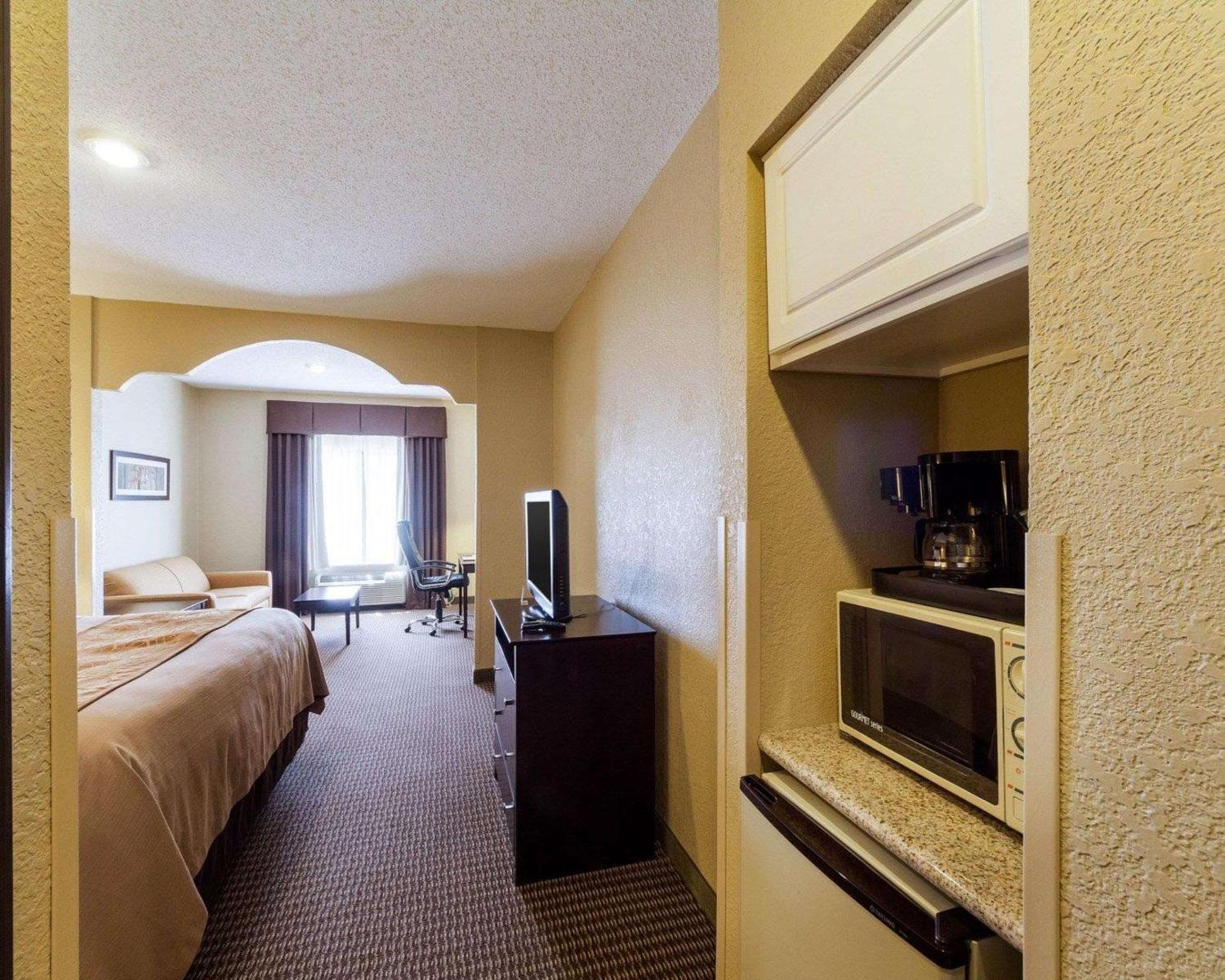 King Suite with Sofa Bed and Partial Divider - Non-Smoking - Photo 3