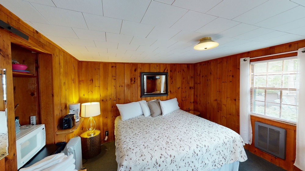 Economy Studio, 1 King Bed (Cottage 12 or 14) photo 1