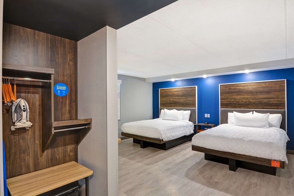 Room, 2 Queen Beds, Accessible, Bathtub photo 1