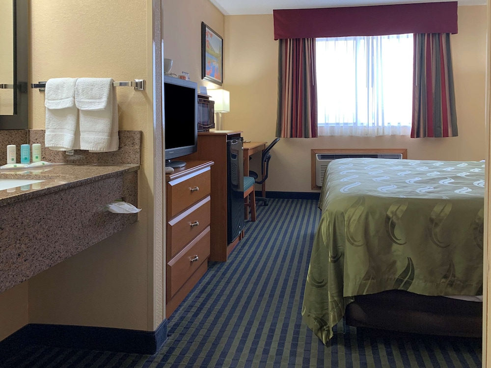 Standard Room, 1 King Bed, Non Smoking - Photo 5
