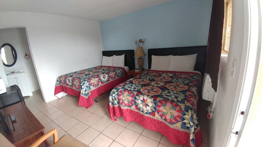 Basic Double Room, 2 Double Beds photo 2