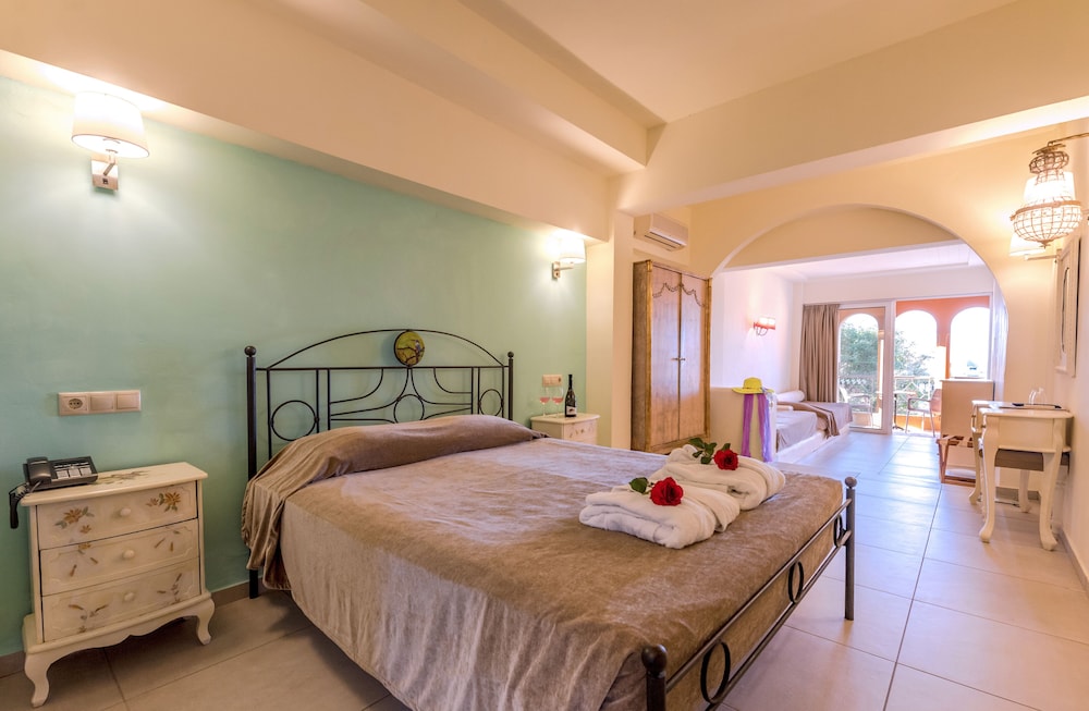 Standard Suite, 1 Double Bed with Sofa bed, Non Smoking, Poolside