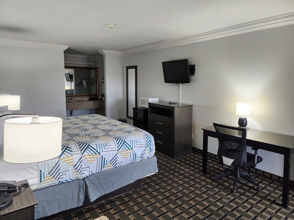 Deluxe Room, 1 King Bed, Smoking, Refrigerator & Microwave photo 3