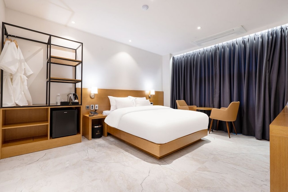 Standard Room, 1 Queen Bed, Non Smoking, Mountain View