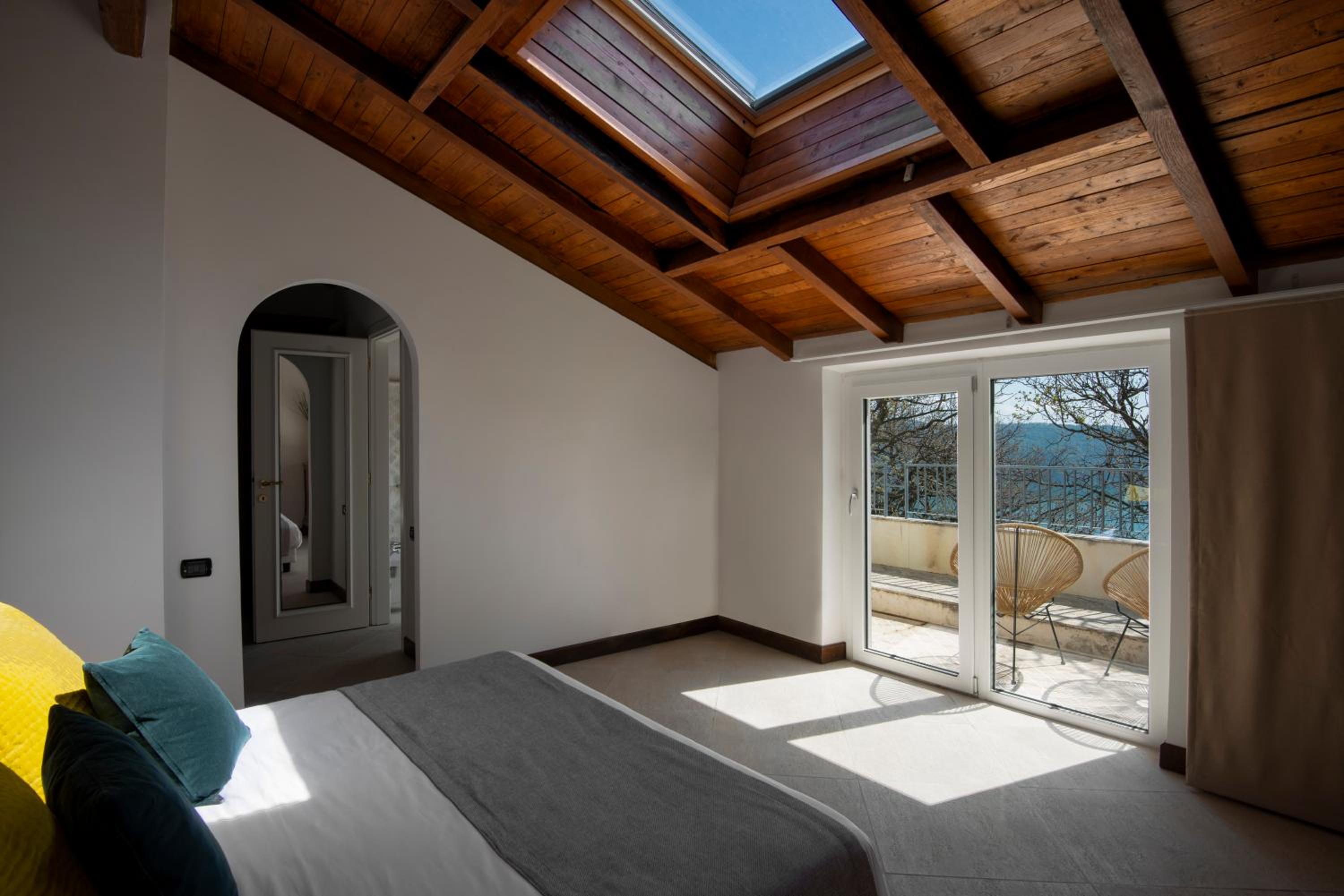 Superior Double Room with Lake View and Balcony - Photo 12