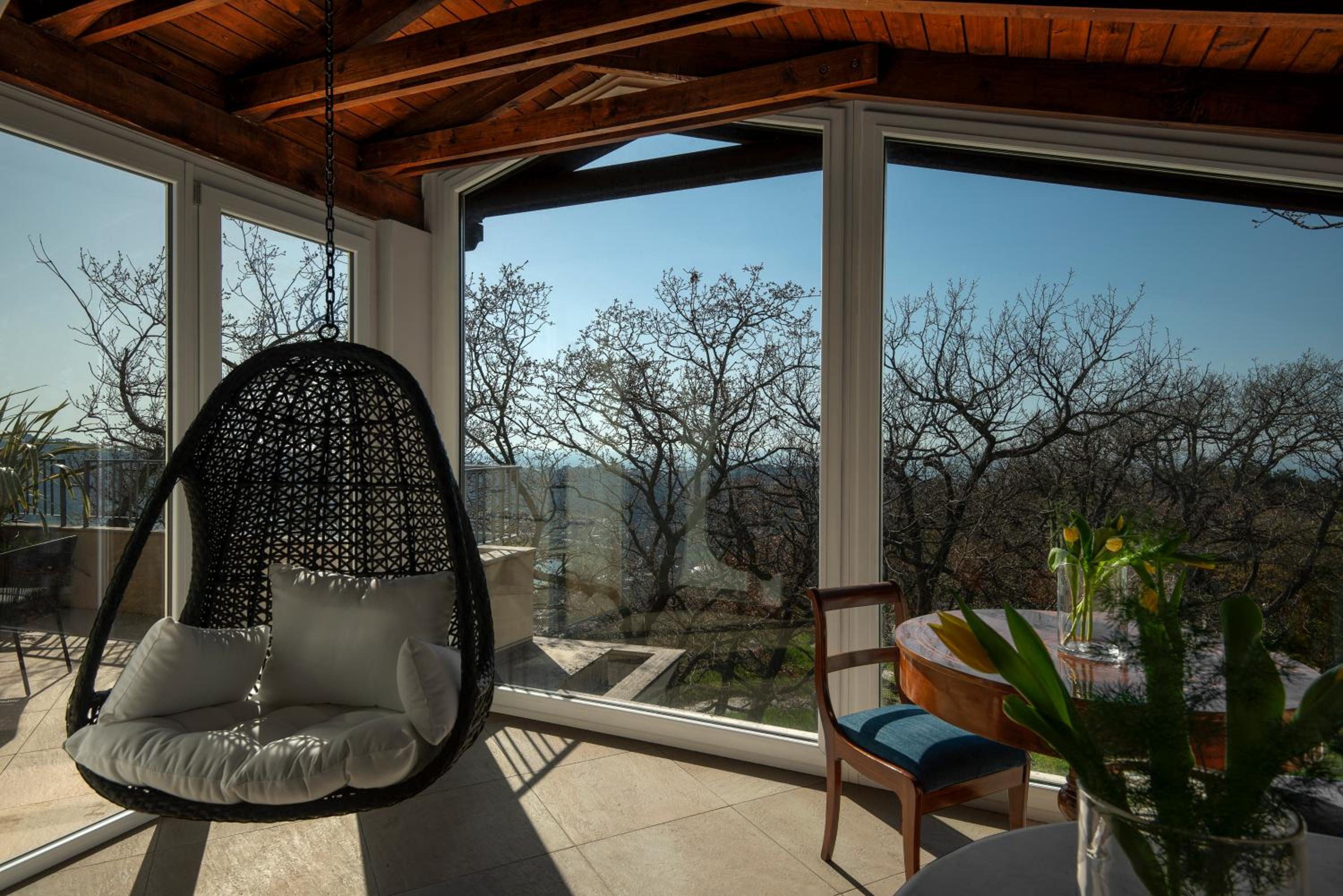 Suite with Lake View - Attic - Photo 2