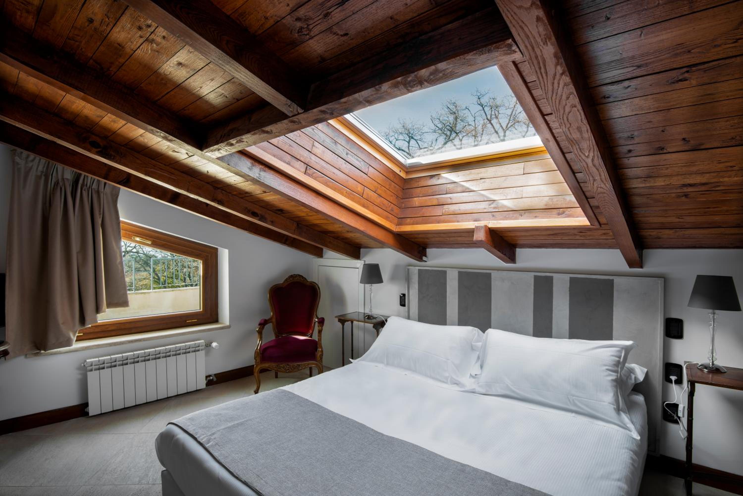 Suite with Lake View - Attic - Photo 3