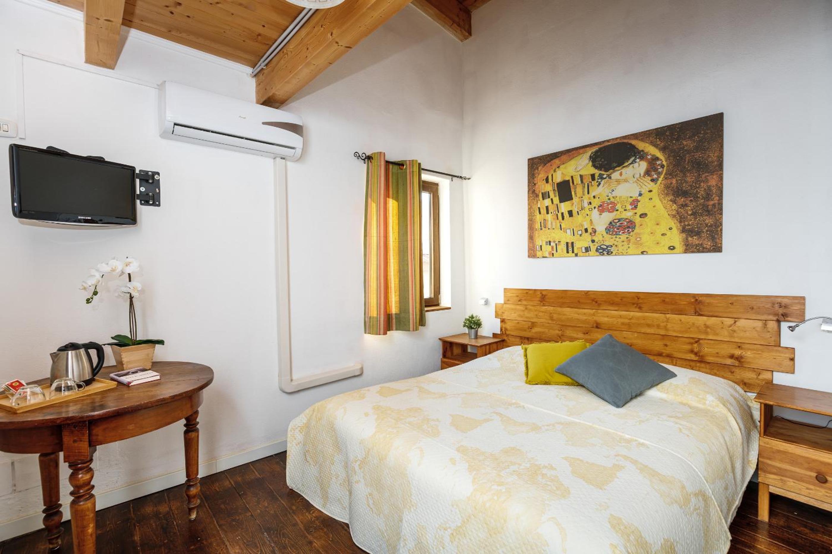 Double Room with Private Bathroom photo 1