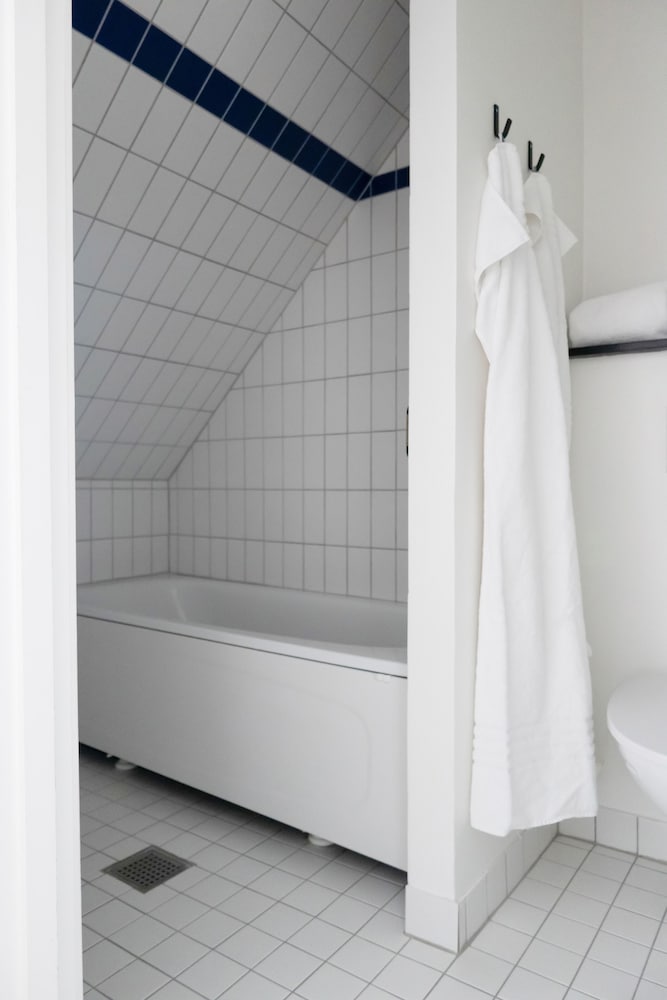 Superior Double Room, 1 Queen Bed, Non Smoking, Courtyard View (Medium+) thumbnail 6