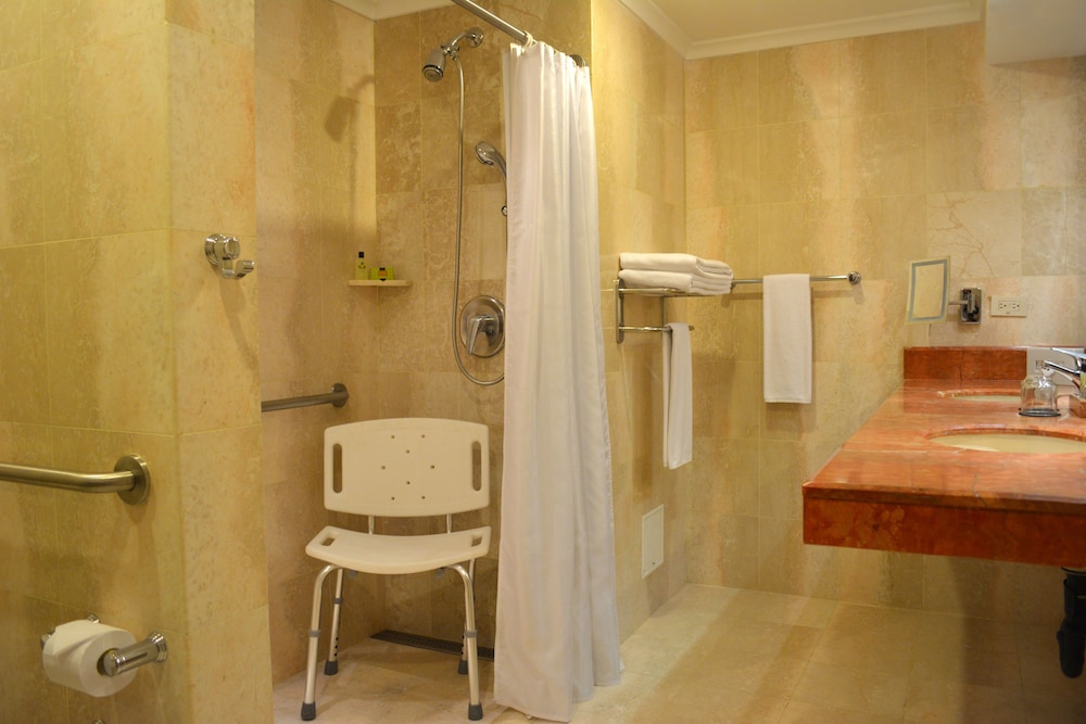 Classic Room, 2 Double Beds, Accessible - Photo 4
