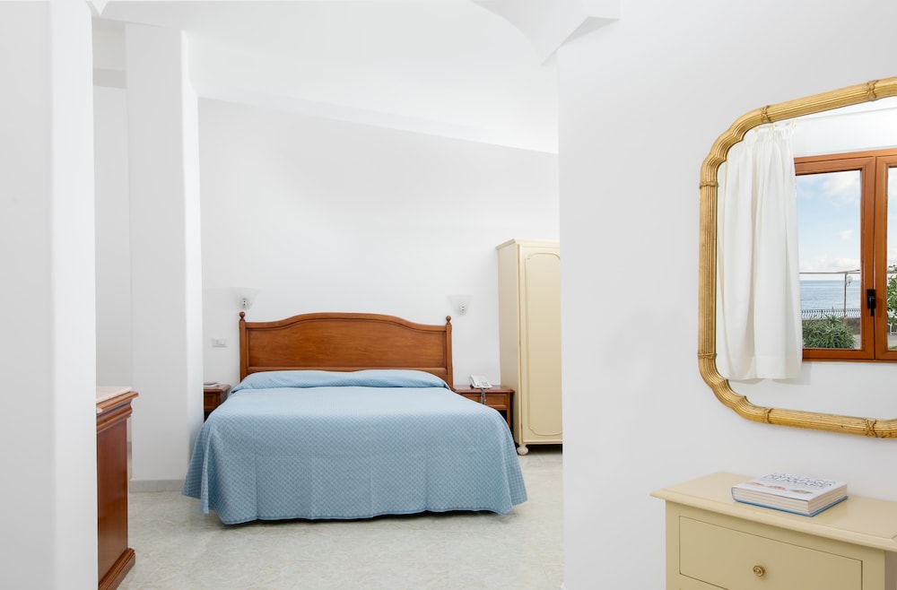Standard Quadruple Room (no balcony) photo 2