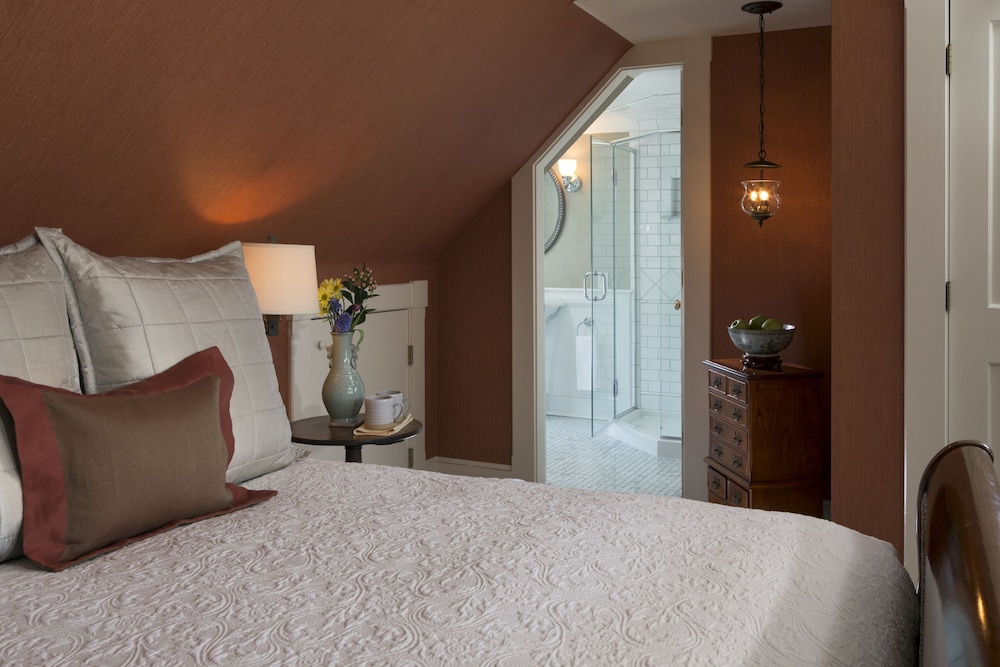 Deluxe One-Room Suite photo 3