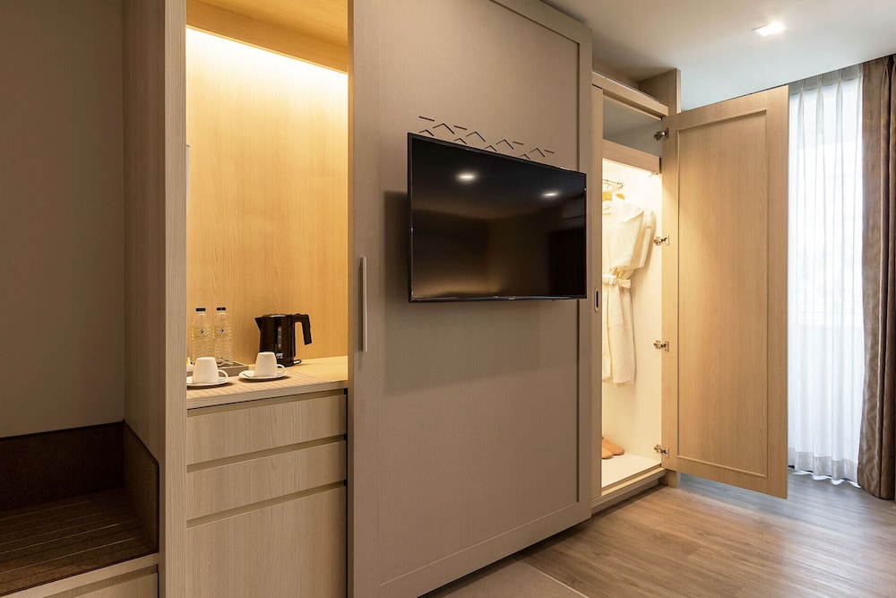 Deluxe Room, 2 Twin Beds, Pool View - Photo 7