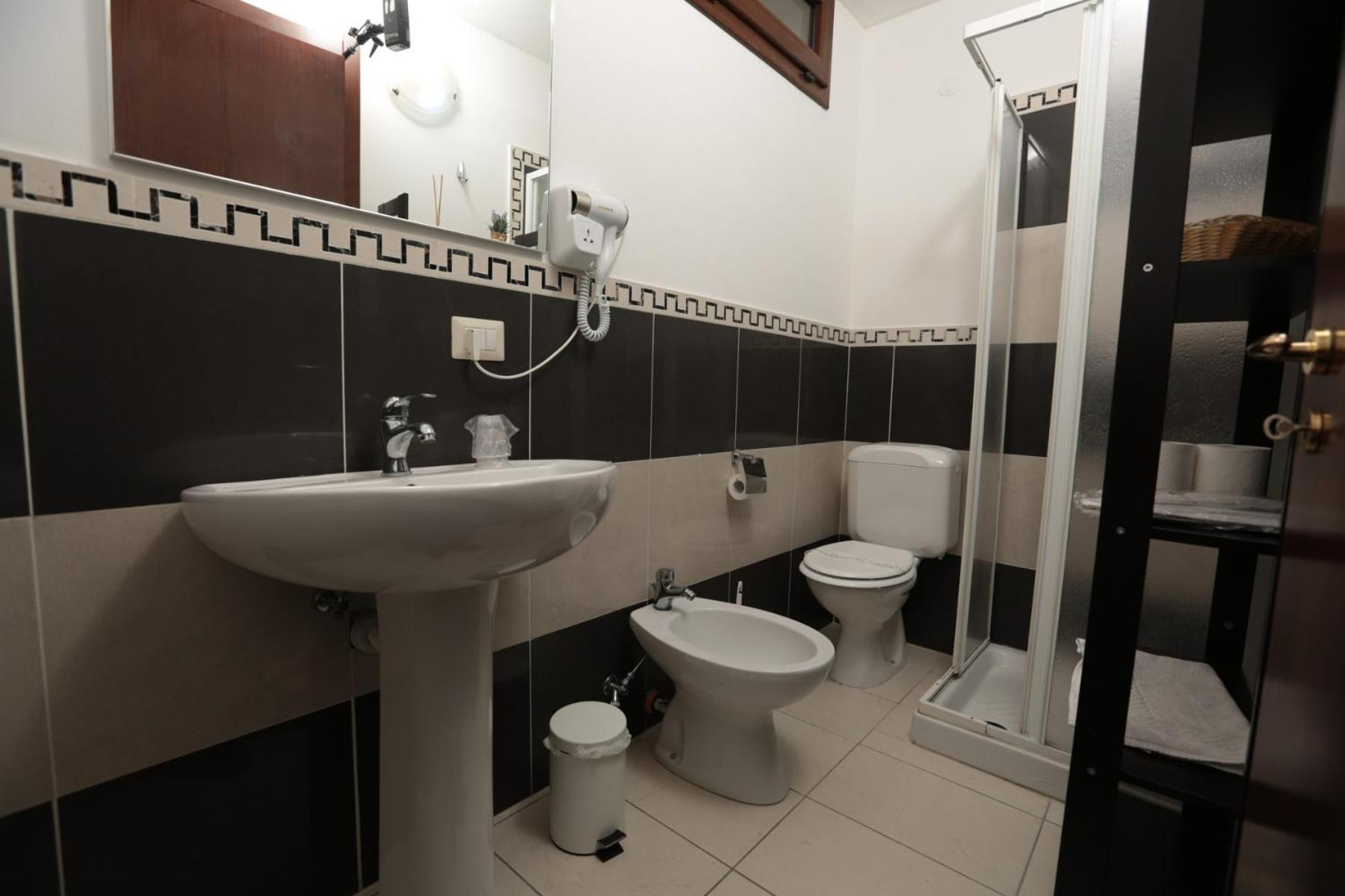 Double or Twin Room with Extra Bed - Photo 8