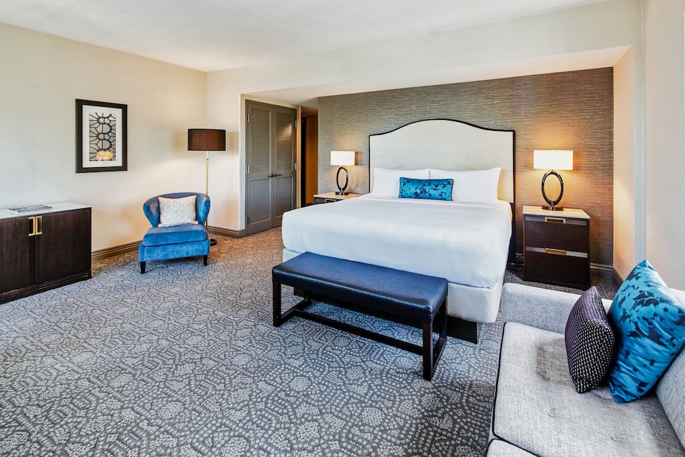 Classic Room, 1 King Bed, Mobility Accessible (Roll-In Shower)