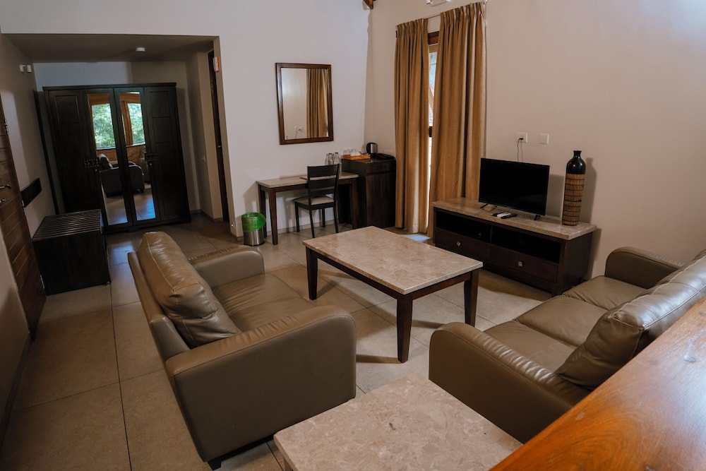 Premium Room, 1 King Bed, Balcony, Pool View photo 3