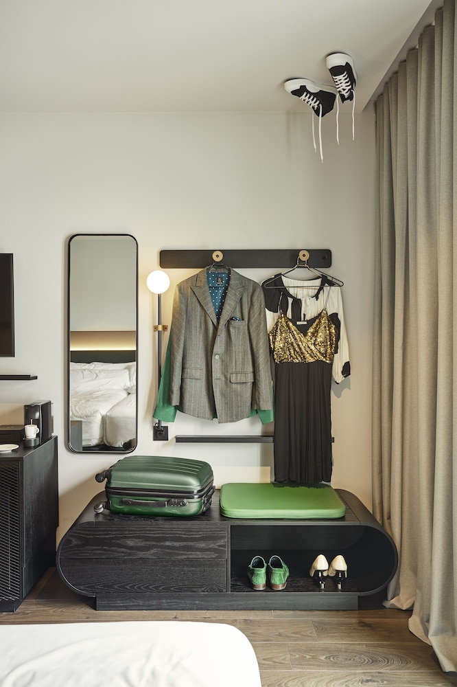 Suite, Balcony, City View - Photo 11