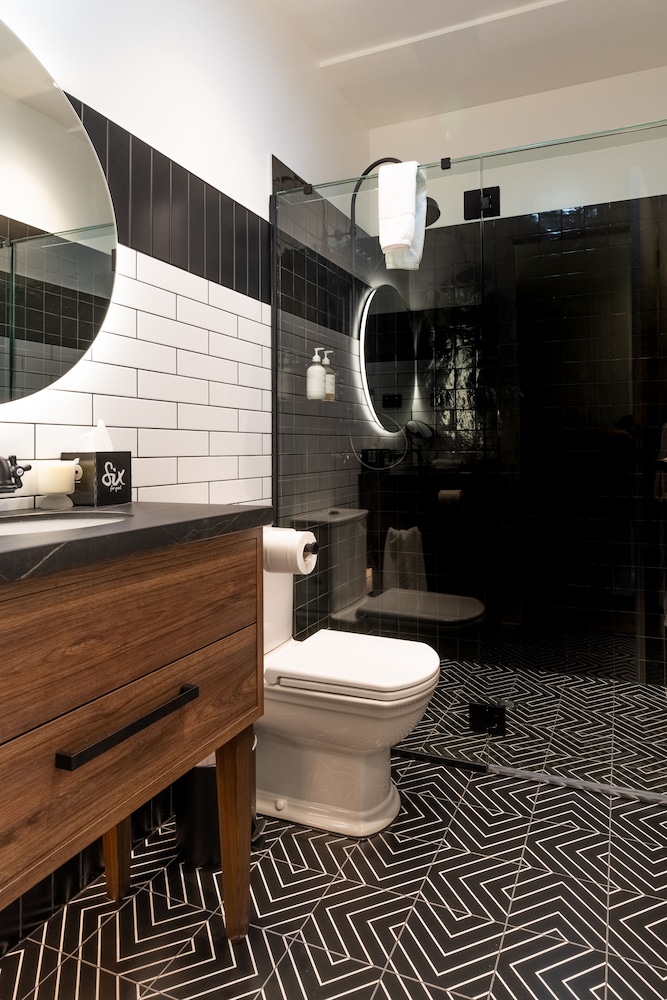 Luxury Penthouse, City View (4 King Beds) - Photo 36