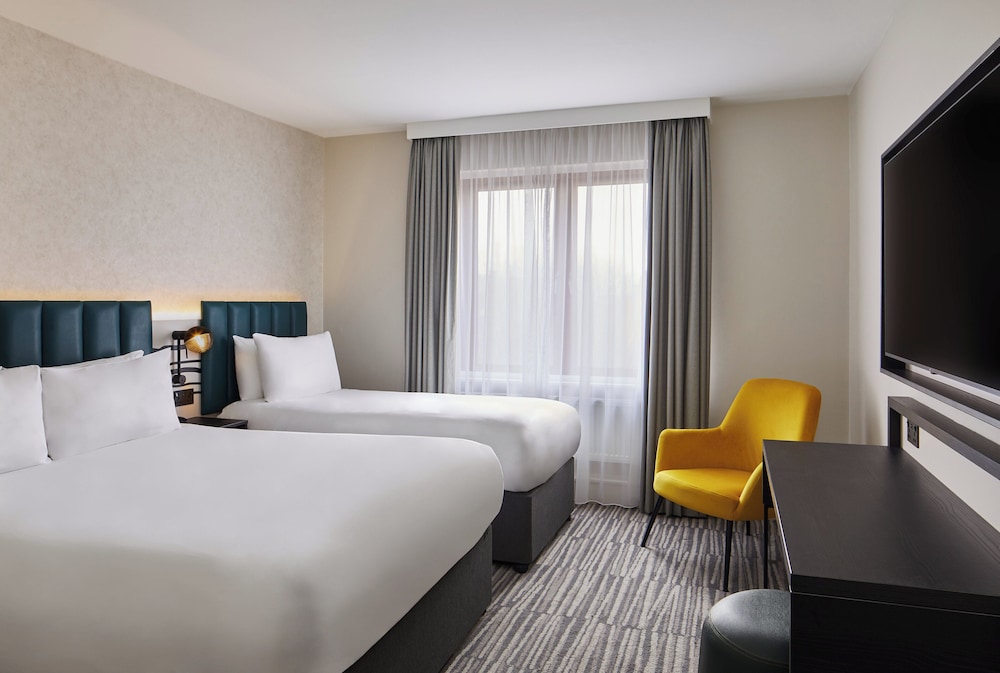 View Room King Bed and Single Bed thumbnail 5