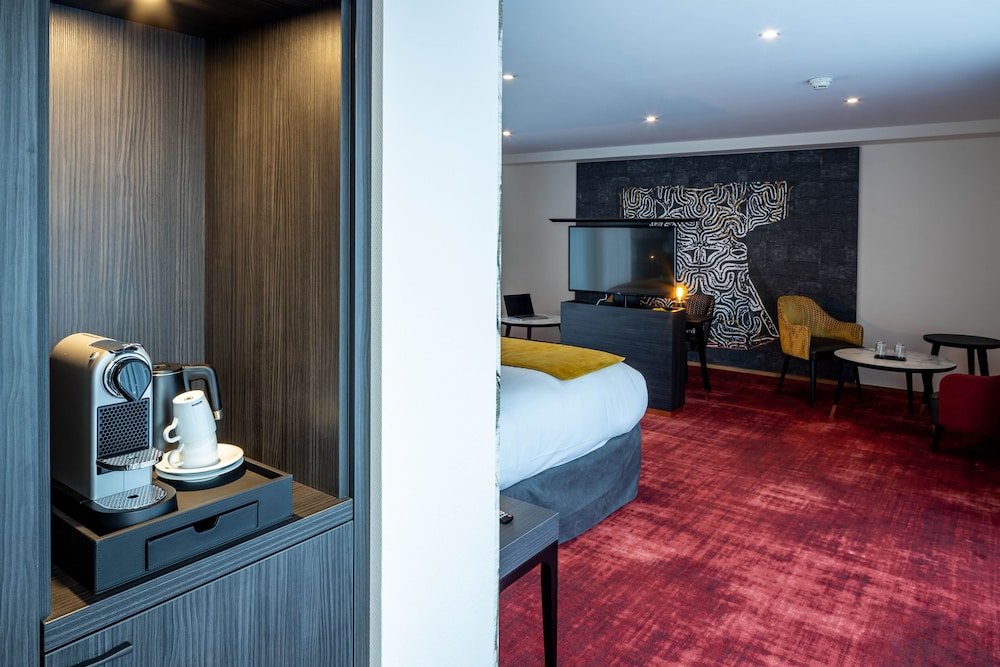 Signature Suite - Photo 3
