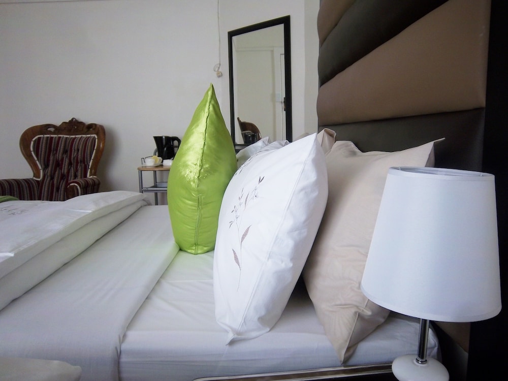 Deluxe Double or Twin Room, 2 Bedrooms, Shared Bathroom photo 3