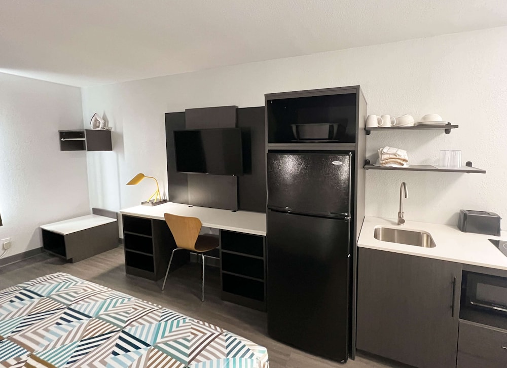 Standard Room, 1 Queen Bed, Non Smoking, Kitchenette - Photo 11