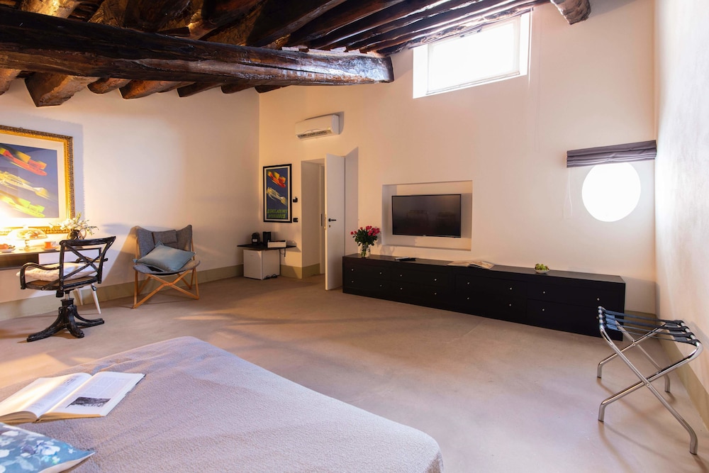 Deluxe Suite, Jetted Tub