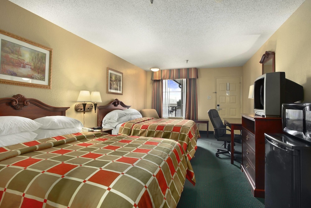 Standard Room, 2 Queen Beds - Photo 1