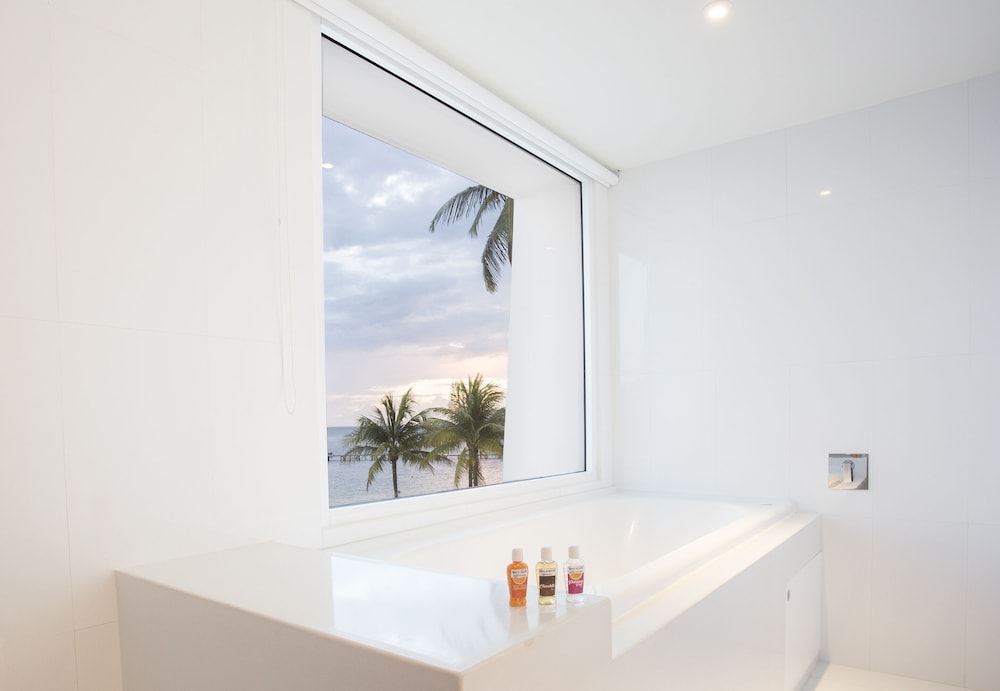 Seduction Beachfront Suite - Photo 2