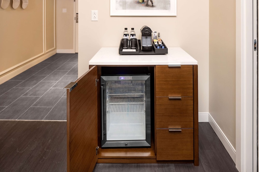 Premier Suite, 1 Bedroom (3x3 Shower)