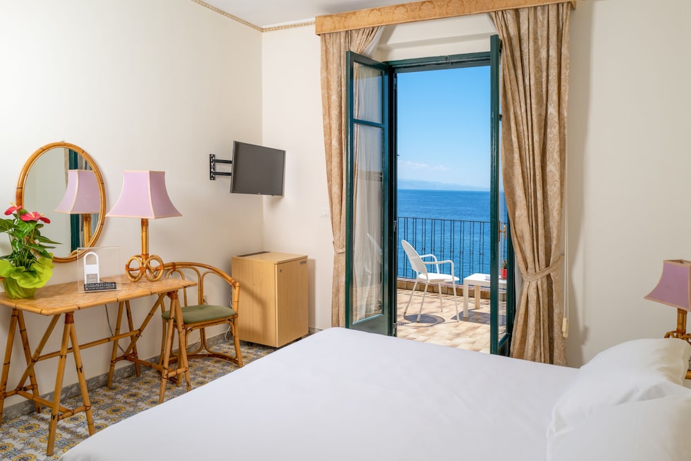 Superior Double or Twin Room, Terrace, Sea View - Photo 1