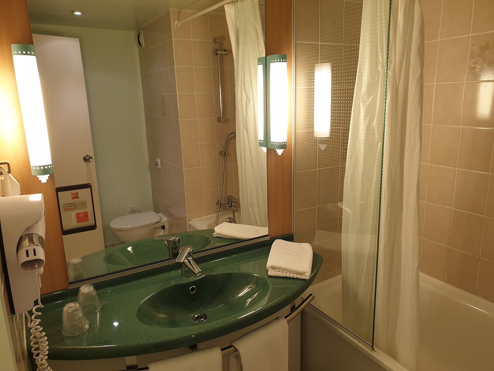 Standard Room, Multiple Beds - Photo 4