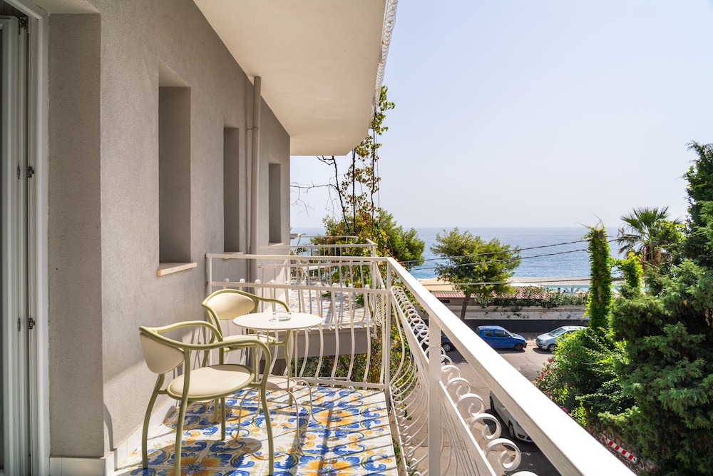 Comfort Double Room, Partial Sea View thumbnail 6