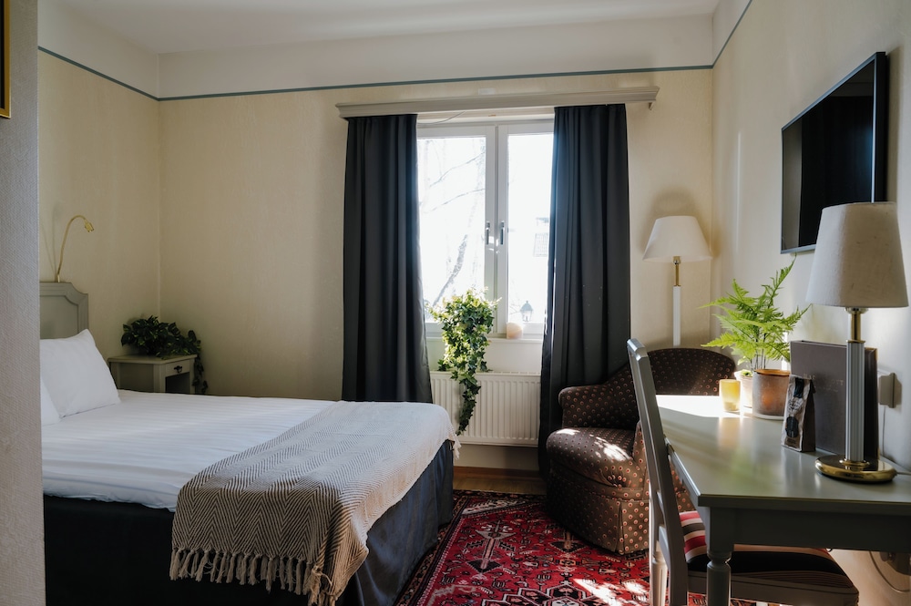 Basic Single Room, 1 Large Twin Bed photo 2