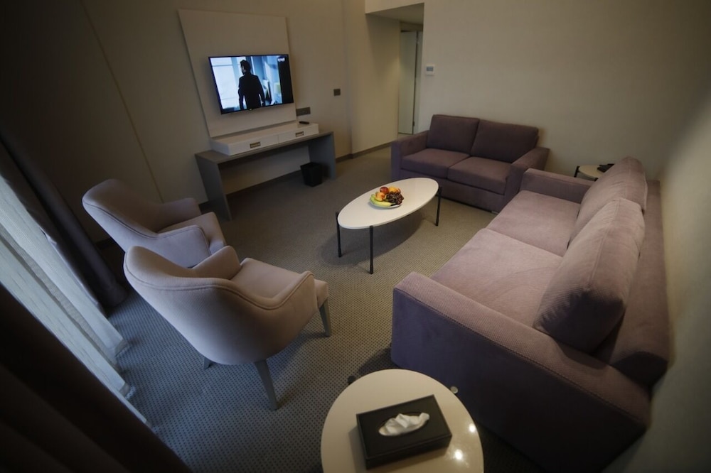 Executive Suite - Photo 2