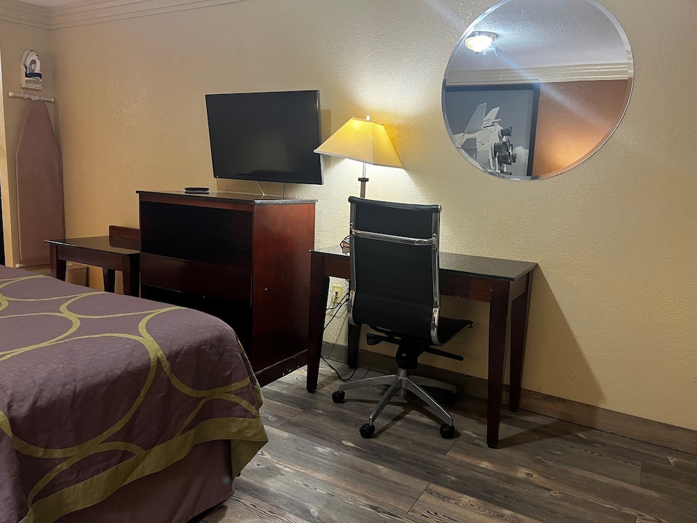 Suite, 1 Queen Bed, Hot Tub photo 3