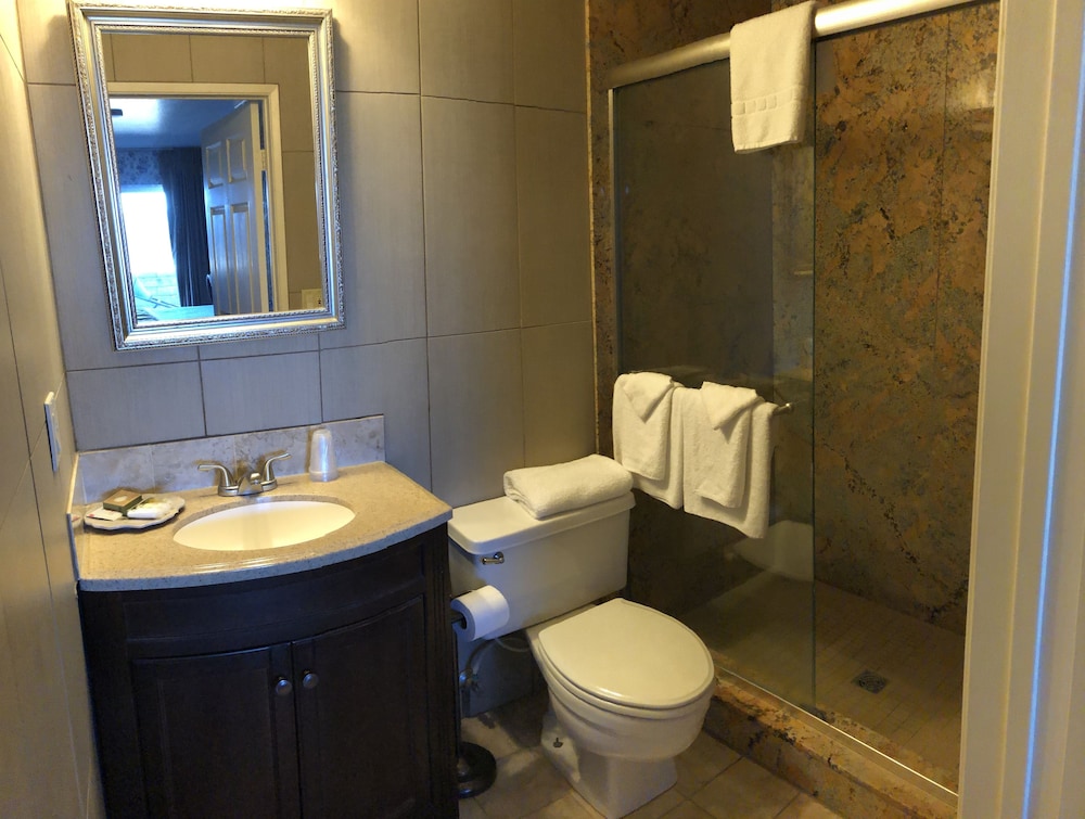 Standard Room, Non Smoking (Double Queen Patio) photo 1
