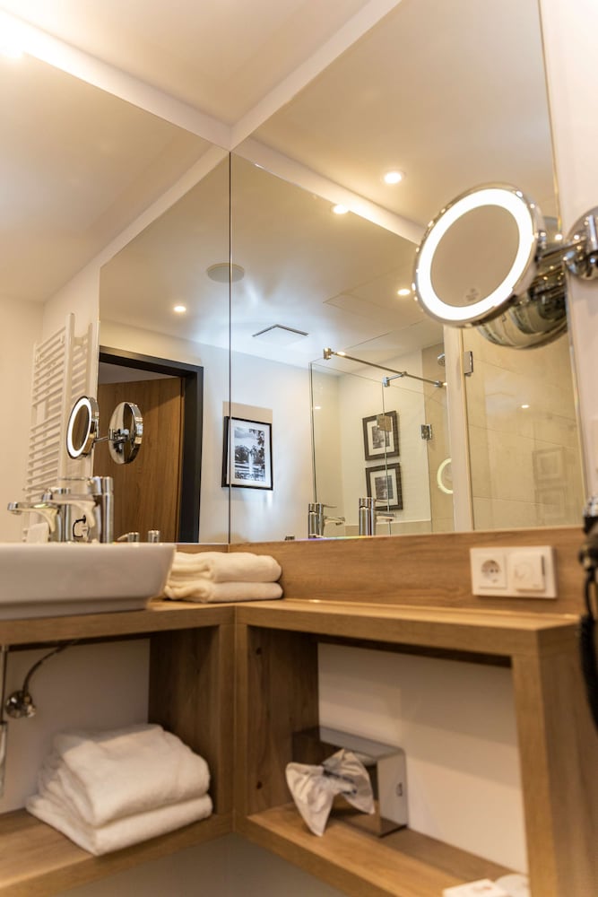 Suite, 1 Queen Bed, Refrigerator thumbnail 5